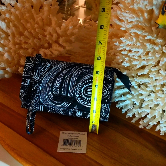 Vera Bradley - CELLPHONE HOLDER. WALLET TOO - NWT. A MUST! - Picture 9 of 10